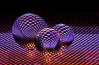 3 kristallen bollen met paarse kleur weerkaatst van Patricia Mallens thumbnail