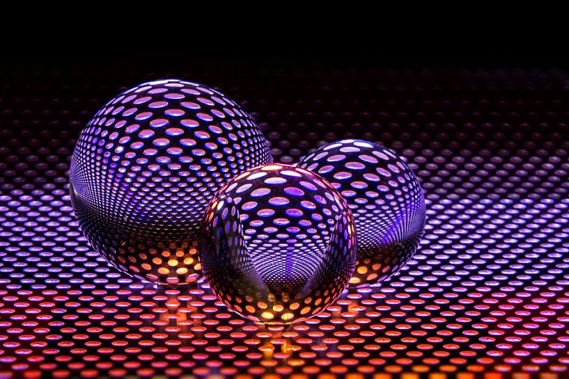 3 kristallen bollen met paarse kleur weerkaatst van Patricia Mallens