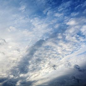 Helle und dunkle Wolken am blauen Himmel an einem stürmischen Tag, natürliche b von Maren Winter