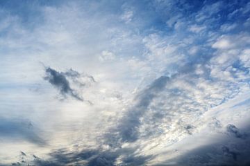Helle und dunkle Wolken am blauen Himmel an einem stürmischen Tag, natürliche b