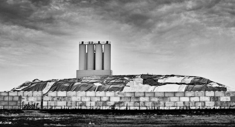 Eemshaven Betonwerk schwarz auf weiß von . Groningenart
