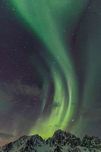 Nordlichter, Aurora Borealis über einem Berggipfel