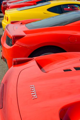 Ferrari sportwagens in een rij