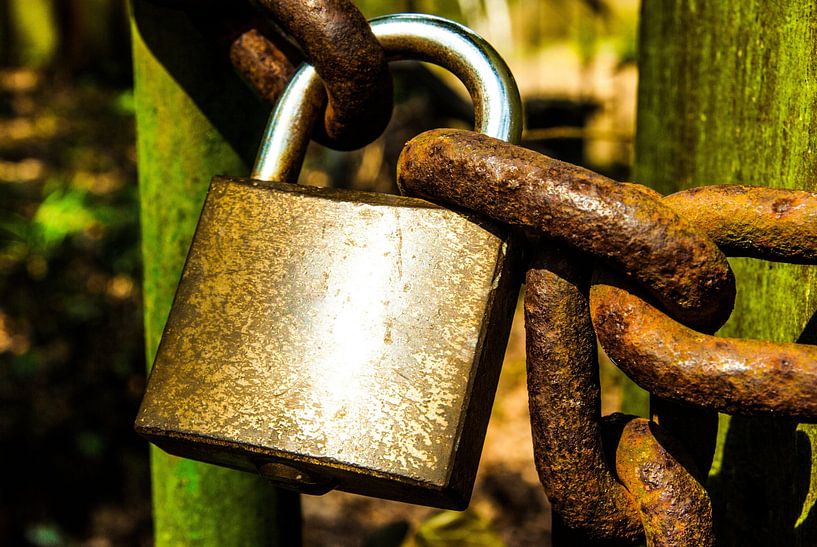 Lock and chain by Norbert Sülzner