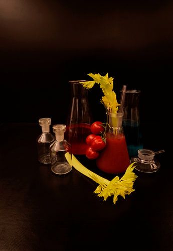 Tomato and gin cocktail met selderij en trostomaten