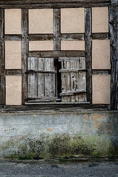 Fachwerkhaus mit alten Holzfensterläden von Stadspronk