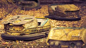 Verrostete Autoscooter im Freizeitpark der Geisterstadt Prypjat bei Tschernobyl von Robert Ruidl