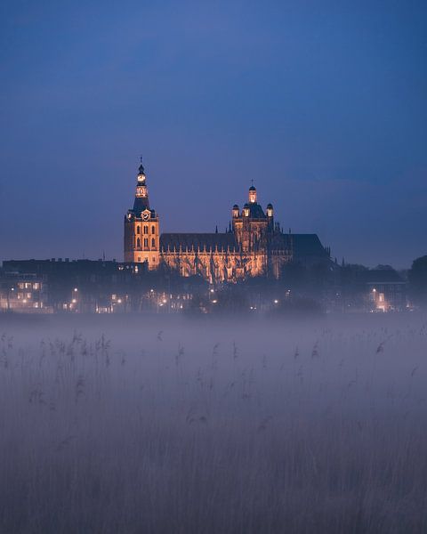 Abendnebel in Het Bossche Broek, Blick auf die St. Johanniskirche von Joost Smits Photography
