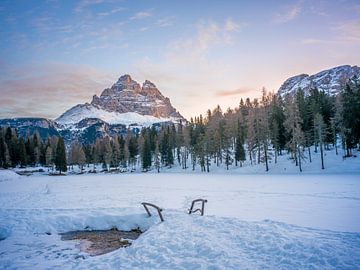Lago Antorno und Drei Zinnen bei Sonnenaufgang im Winter