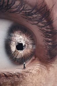 Surrealistische Bildmanipulation eines gebrochenen Auges mit Putzmittel - Humorvolle und tiefgründige Kunst