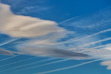 Wolkenlucht met condensstrepen van Harrie Muis
