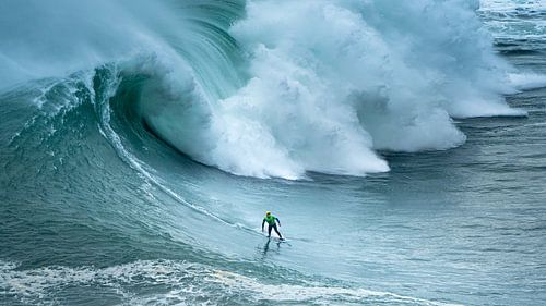 Extreme surfers op een gigantische golf