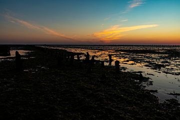 Waddenzee, zonsopkomst bij Paesens Moddergat (Scheepswrak van Wierum) van Gert Hilbink