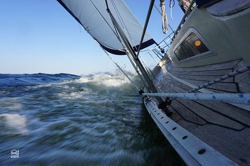 Segelboot mit leerem Horizont für Abenteuer.