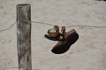 Vergeten schoentjes op het strand van Ria Scheewe