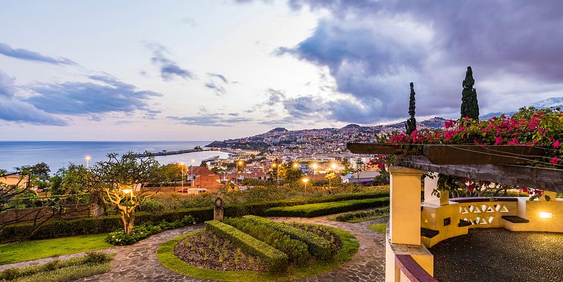 Funchal op Madeira in de avond van Werner Dieterich