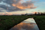 De stad IJlst in Friesland met op de voorgrond een spiegeling van de lucht in een sloot. One2expose  van Wout Kok thumbnail