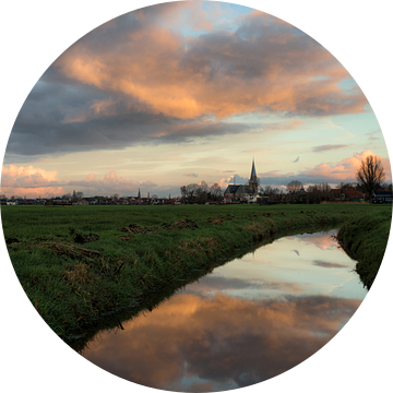 De stad IJlst in Friesland met op de voorgrond een spiegeling van de lucht in een sloot. One2expose  van Wout Kok