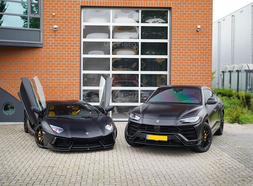 Blacked out Lamborghini Aventador en Urus van Joost Prins Photograhy