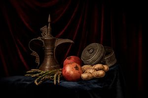 Nature morte d'une pomme grenade et d'une cruche de thé arabe