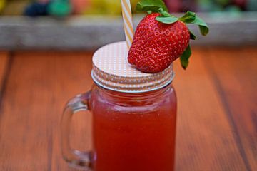Limonade tonique aux fraises et au genièvre dans un verre