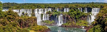 De watervallen van Iguazu tussen Argentinië en Brazilië van Roland Brack