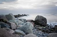 Steine an der Küste im Meer, weiche Wellen durch Langzeitbelichtung, Kopierraum von Maren Winter Miniaturansicht