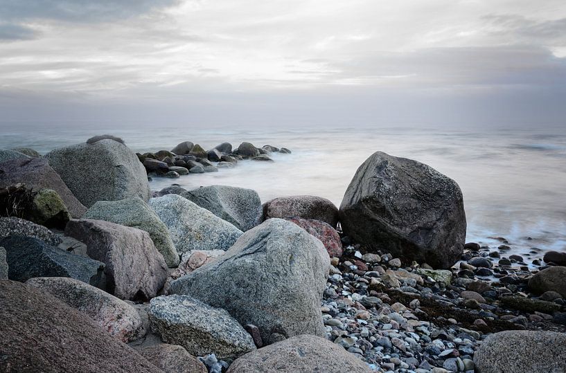 Steine an der Küste im Meer, weiche Wellen durch Langzeitbelichtung, Kopierraum von Maren Winter