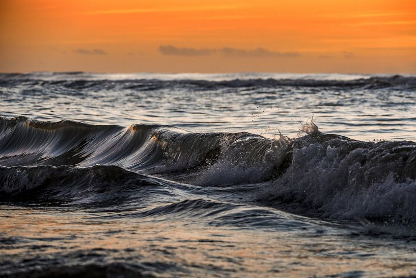 Vagues de la mer au coucher du soleil. par Gonnie van de Schans
