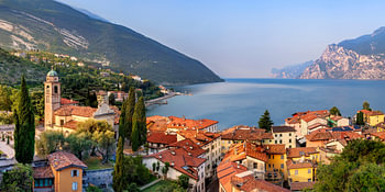 Blick auf Torbole am Gardasee in Oberitalien