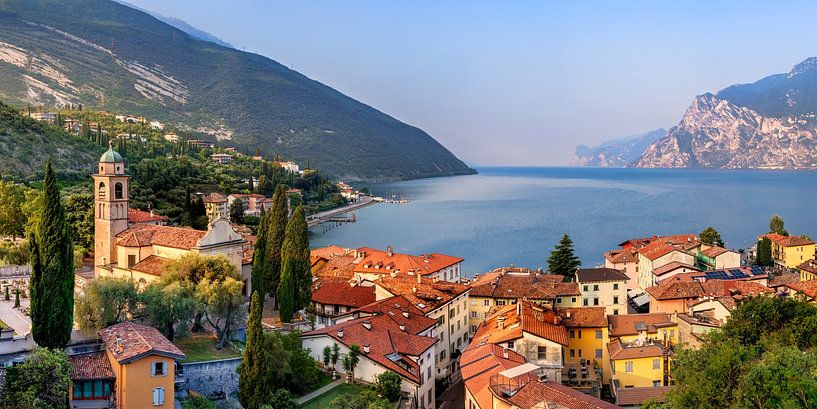 Uitzicht op Torbole aan het Gardameer in Noord-Italië van Voss fotografie