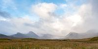 Schots landschap met bergen en wolken von Rob IJsselstein Miniaturansicht