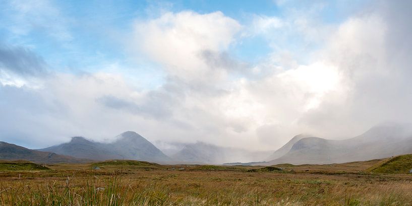 Schots landschap met bergen en wolken von Rob IJsselstein