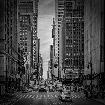 NEW YORK CITY Verkehr auf der 7th Avenue | Monochrom  von Melanie Viola