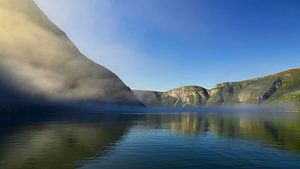 Bergsee mit Nebel und Bergen