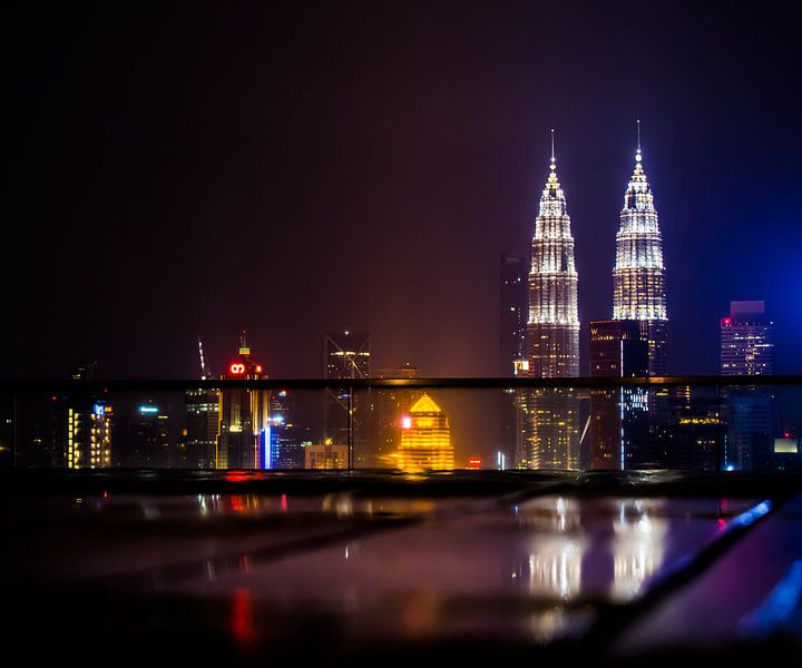 A rooftop view to the Petronas (Twin) Towers of Kuala Lumpur van Robin Evers
