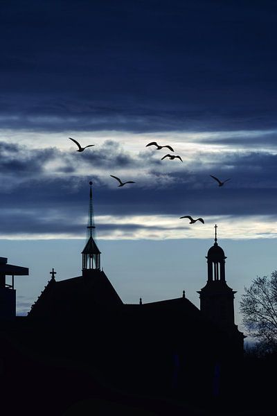 Silhouette von zwei Kirchen in Breda von Chi