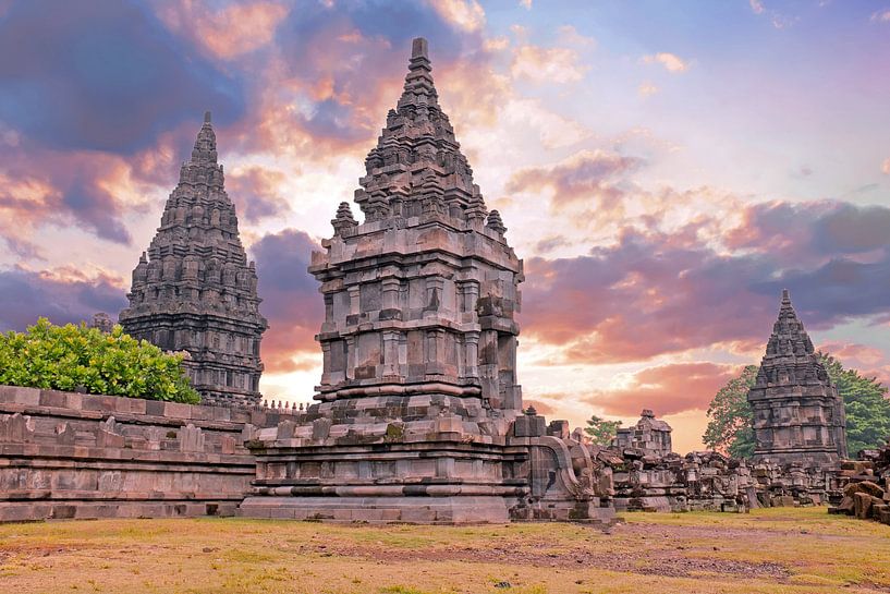 Prambanan tempel op Java in Indonesie bij zonsondergang van Eye on You