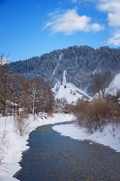 Winterlandschaft an der Loisach in Garmisch. Skiflugschanze von SusaZoom