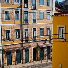 Populaire straat in Lissabon - Portugal van Tim Visual Storyteller