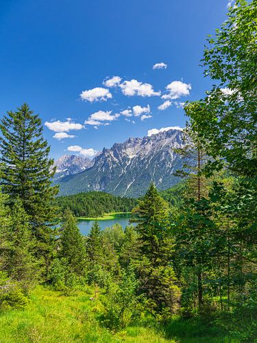 Blick über den Lautersee auf das Karwendelgebirge bei Mittenwal