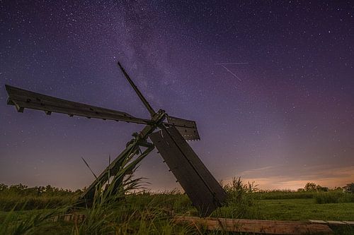 Tjasker met melkweg en noorderlicht van Tara Kiers