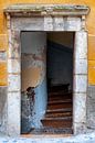 Türöffnung eines rustikalen alten Hauses in Südfrankreich von Wil Wijnen Miniaturansicht