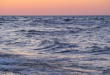 rusteloze zee golven onder de avond horizon I van Jörg B. Schubert