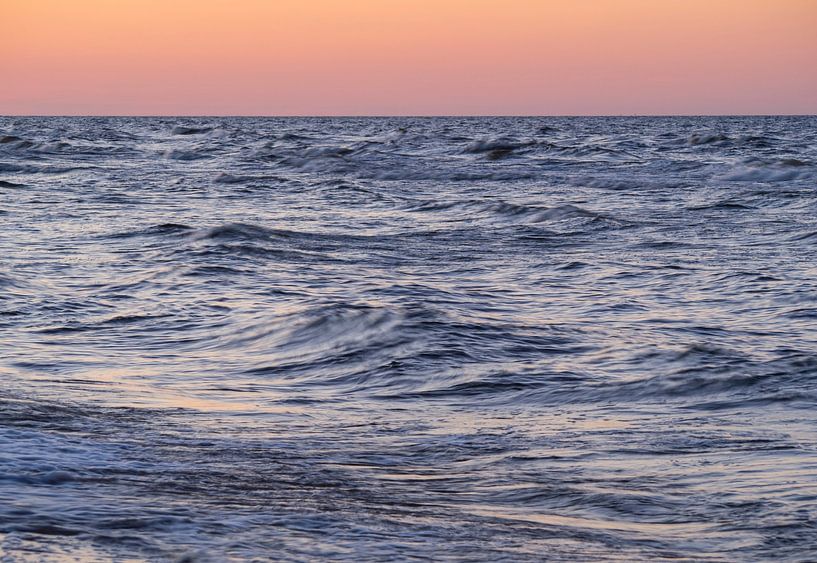 unruhige Meereswellen unter abendlichen Horizont I von Jörg B. Schubert