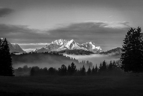Bergen in de mist - mystieke natuurlijke momenten vol sfeer en rust. Koop nu een muurschildering of canvas en ervaar de magie van de bergen. Alpspitz en Zugspitz