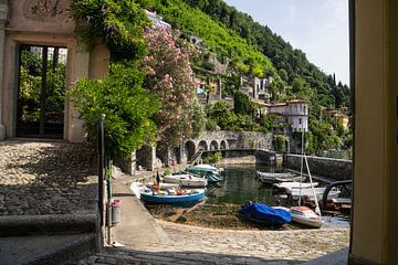 Kleine oude haven met boten in Cannero Riviera Lago Maggiore van Leoniek van der Vliet