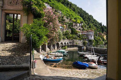 Kleine oude haven met boten in Cannero Riviera Lago Maggiore