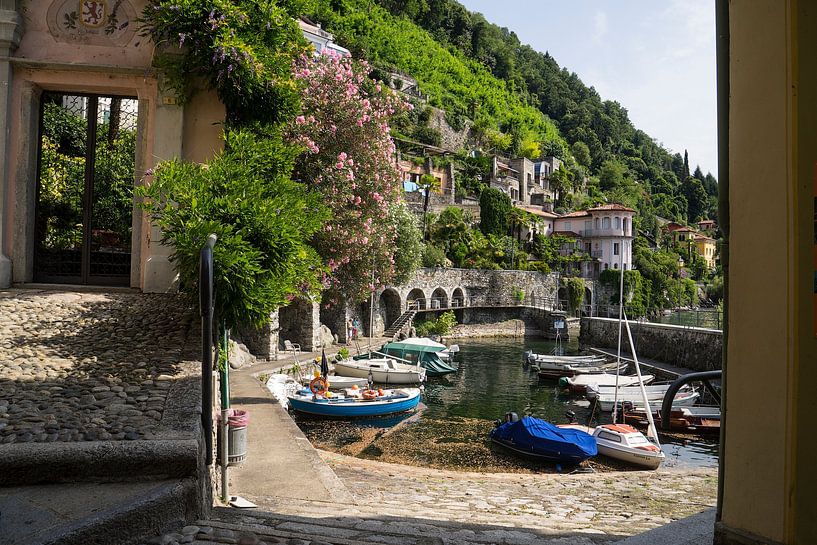 Petit port ancien avec des bateaux à Cannero Riviera Lago Maggiore par Leoniek van der Vliet
