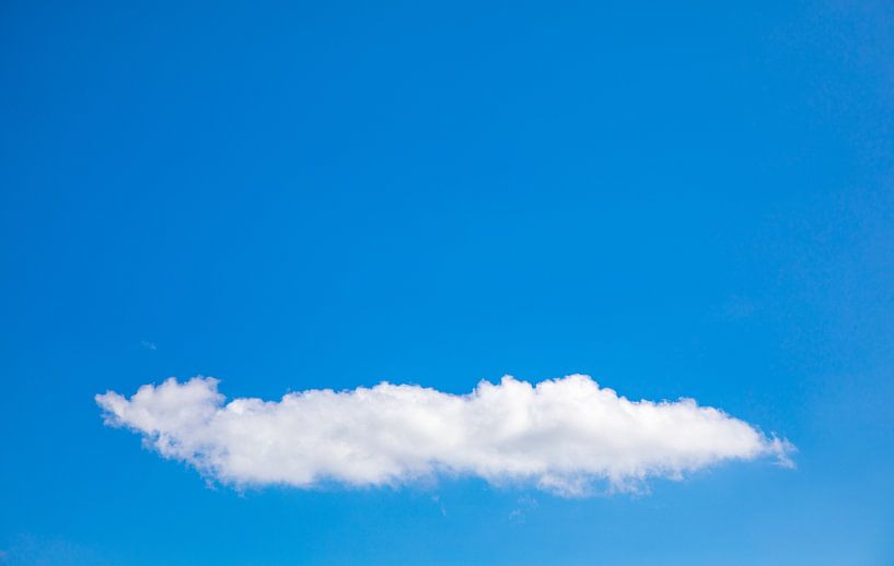 Single long cloud in the afternoon light by Percy's fotografie